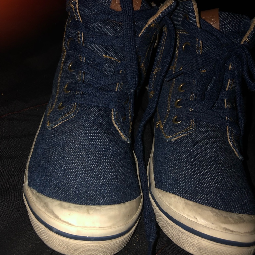 Boys size 5 Ugg
